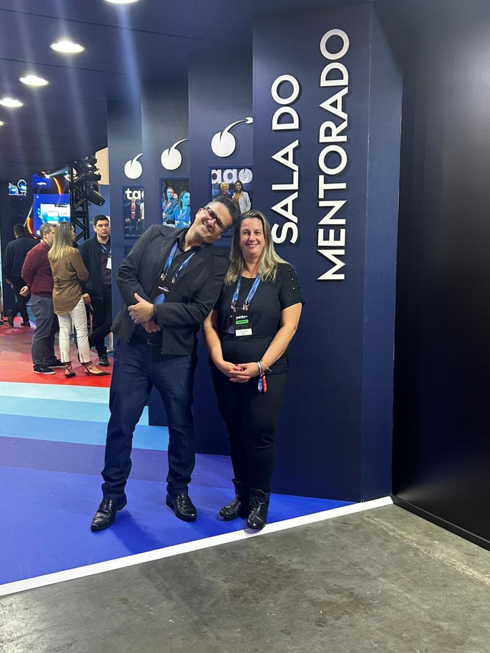 Equipe contábil analisando documentos financeiros