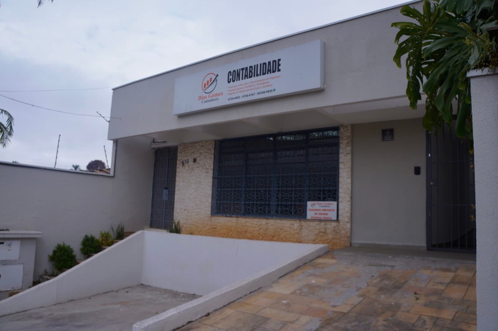 Equipe contábil analisando documentos financeiros